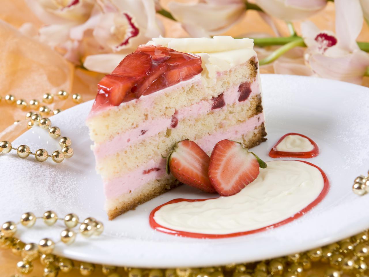 Biszkopt z truskawkami i kremem bawarskim