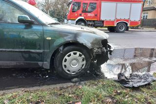 Zdążył odwieźć dzieci do przedszkola. Spaliło się auto na Śniadeckich w Lesznie