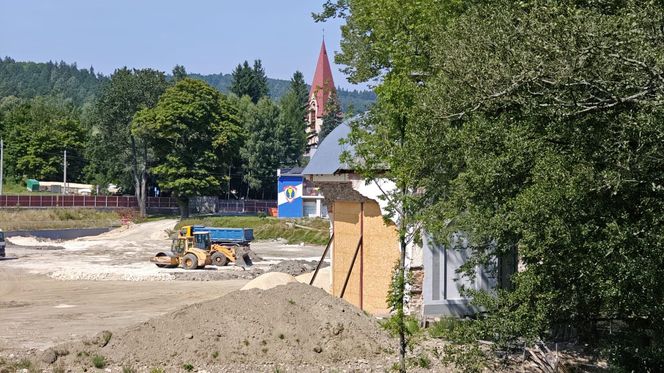 Stronie Śląskie niemal rok po powodzi. Jak wygląda dziś miejsce, gdzie pękła tama? 