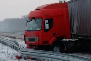 Wypadek na S8. TIR uderzył w barierki