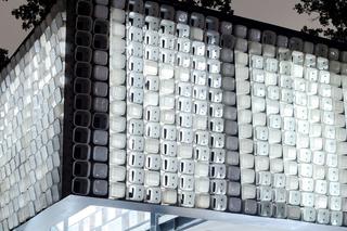 Recykling w architekturze. Elewację tej biblioteki wykonano z pudełek po lodach