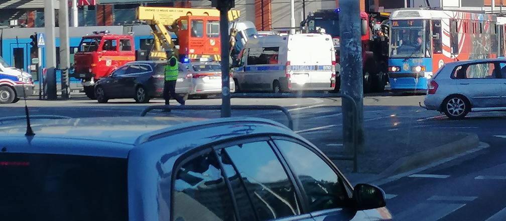 Wrocław. Tramwaj wyleciał z szyn i uderzył w autobus MPK! Jedna osoba ranna [ZDJĘCIA]