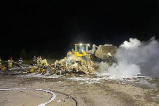 Nocny pożar na bydgoskim wysypisku śmierci. Na miejscu kilka zastępów straży pożarnej