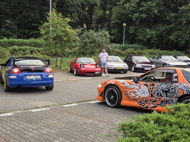 Klasyczna motoryzacja znów zachwyciła Bydgoszcz. „Bydgoskie Klasyki Nocą” przy Torbydzie