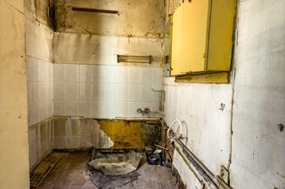 W takim stanie lokatorzy pozostawiają mieszkania komunalne w Olsztynie. Pokazano zdjęcia, burza w sieci