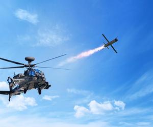AH-64E Apache odpala pocisk Spike NLOS