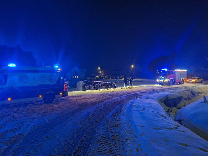 UWAGA ślisko! W Kałkowie bus wypadł z drogi i przewrócił się na bok