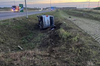 Poważny wypadek pod Łomżą. Bus wypadł z drogi. Wielu poszkodowanych