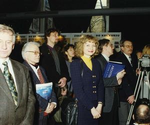 Oczekiwanie na ogłoszenie wyników II edycji konkursu, w centrum architekt Jerzy Kuźmienko i Katarzyna Gontarczyk Public Relations Manager hotelu Sheraton, obok redaktor Dariusz Bartoszewicz