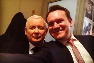 Jarosław Kaczyński mocno awansował Dominika Tarczyńskiego. Chce pomóc wygrać Donaldowi Trumpowi?!