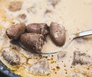 Pełne żelaza i zdrowe kurze serduszka duszone w sosie śmietanowym: oszczędny przepis na obfity obiad