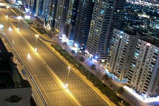 Opustoszała ulica Szari asz-Szajch Zajid – autostrada w Dubaju w Zjednoczonych Emiratach Arabskich 