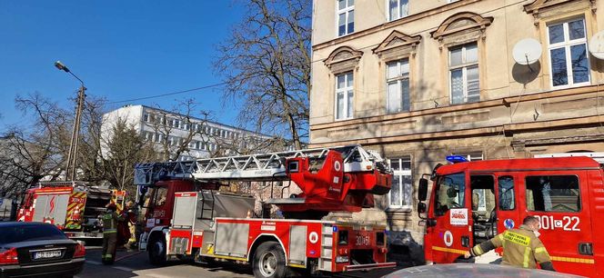 Tragiczny pożar w kamienicy w centrum Bydgoszczy. Strażacy wynieśli z mieszkania ciało mężczyzny 