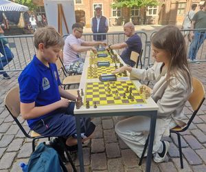Szachiści opanowali centrum Torunia. Turniej błyskawiczny na Rynku Staromiejskim