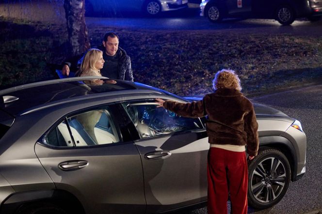 Na Wspólnej, odc 4030. Monika (Sylwia Gliwa), Beata (Katarzyna Ptasińska), Sławek (Mariusz Słupiński)