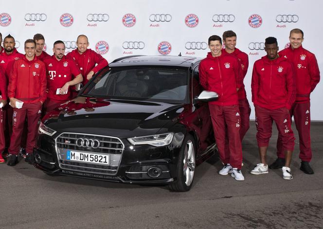 Robert Lewandowski w autach za miliony. Poznaj fury najlepszego piłkarza FIFA