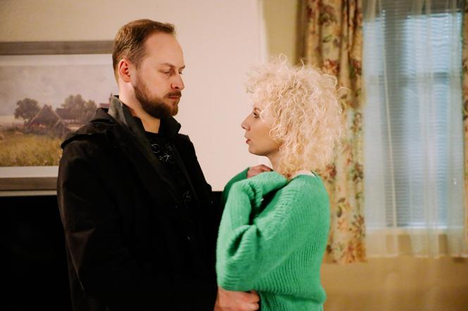 Na Wspólnej odc. 3428. Paweł (Grzegorz Kwiecień), Beata (Katarzyna Ptasińska)