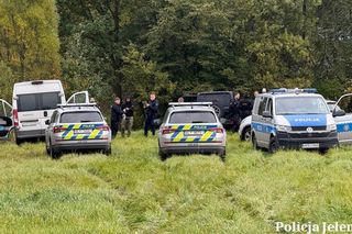 Nieudana blokada policji pod Jelenią Górą. Kierowca fiata ducato pojechał dalej [ZDJĘCIA]