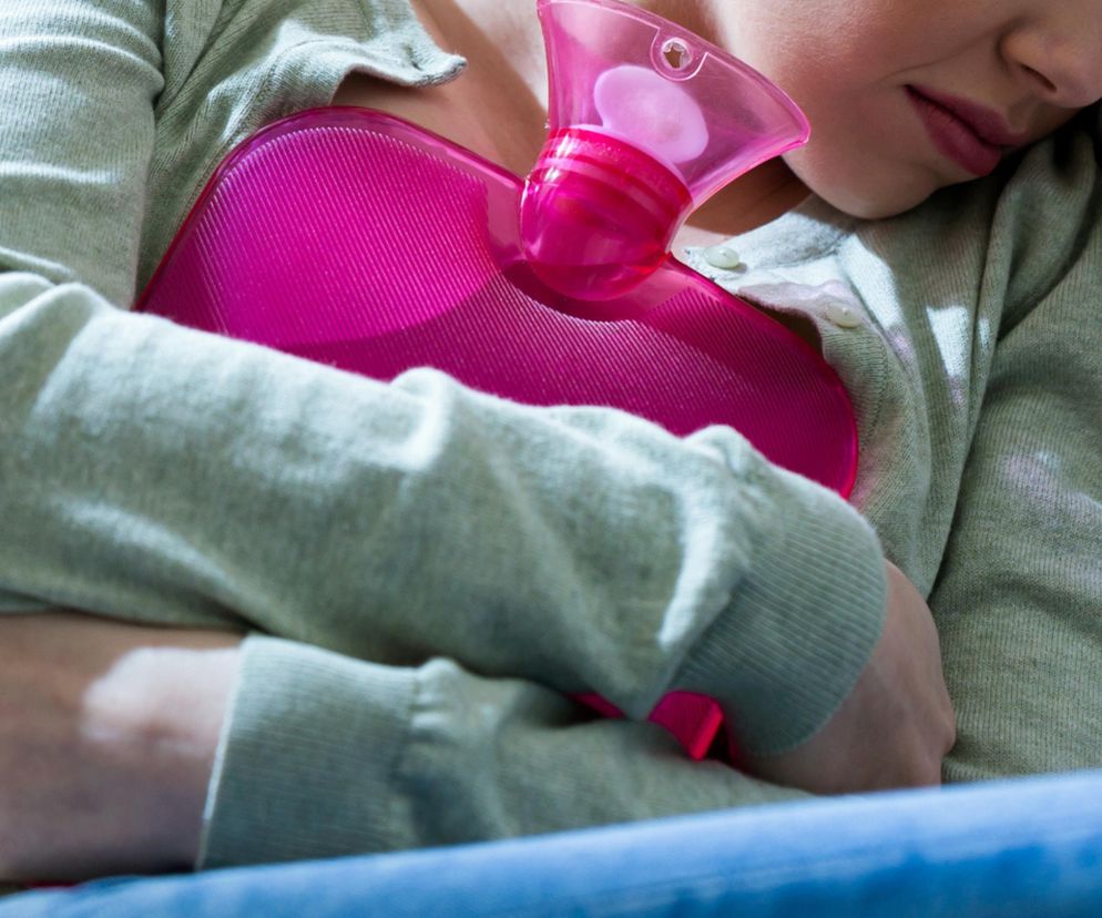 Poprosiła o termofor, by zagrzać stopy. “Krzyk i oparzenie 2-go stopnia”