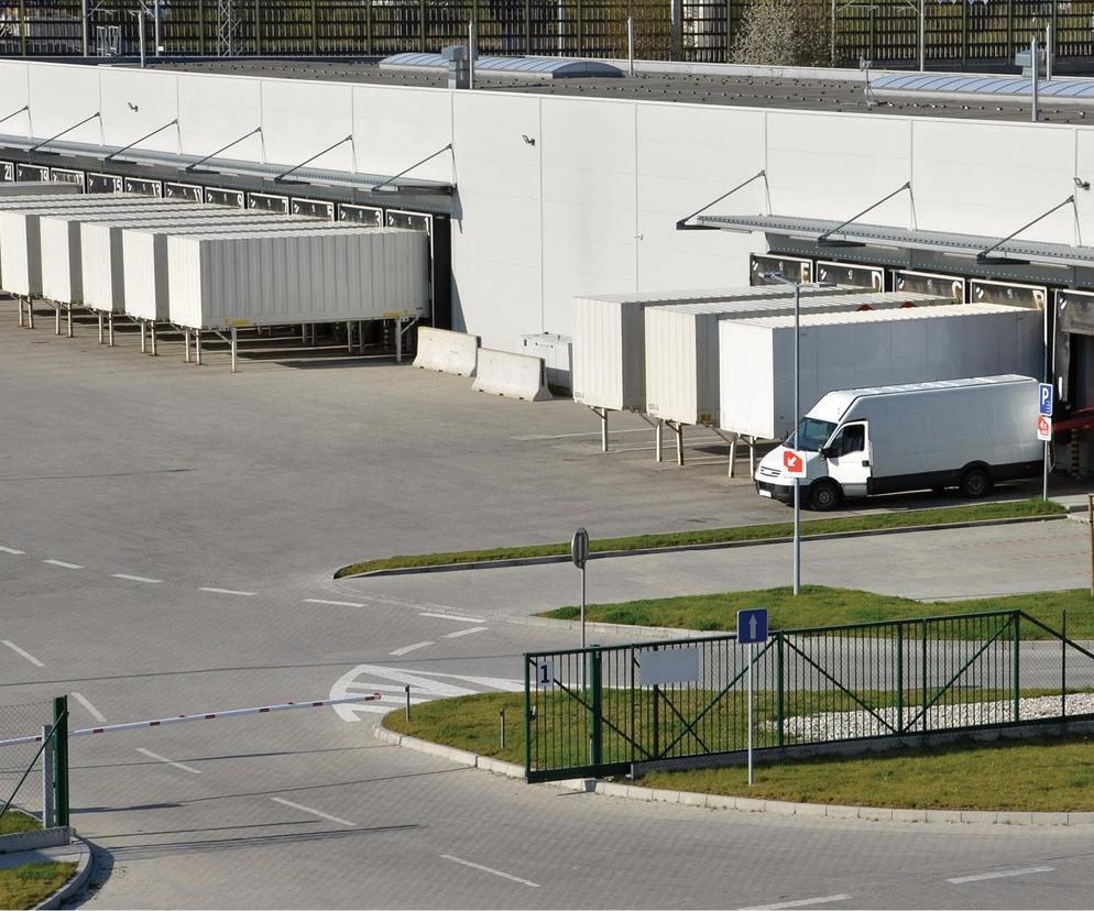 Przesuwne przemysłowe bramy wjazdowe. Charakterystyka i eksploatacja bram samonośnych