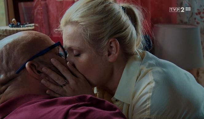 M jak miłość odc. 1543. Marzenka (Olga Szomańska), Andrzejek (Tomasz Oświeciński)