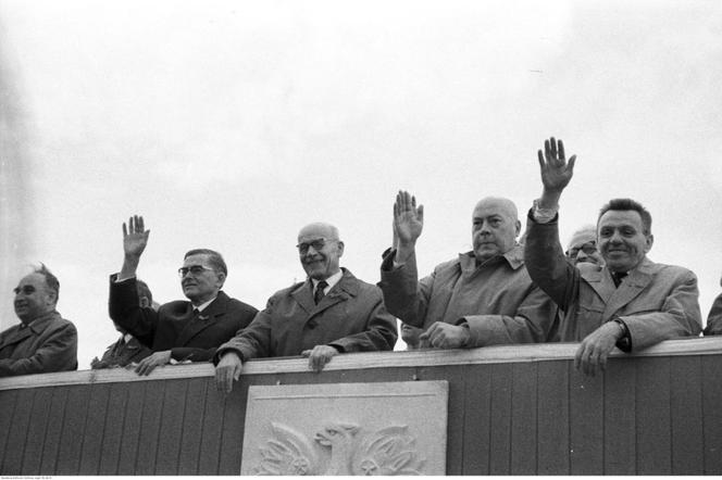 Loża honorowa na pl. Defilad w Warszawie 1 maja 1963 r. Od lewej: przewodniczący Rady Państwa Aleksander Zawadzki, I sekretarz PZPR Władysław Gomułka, prezes Rady Ministrów Józef Cyrankiewicz