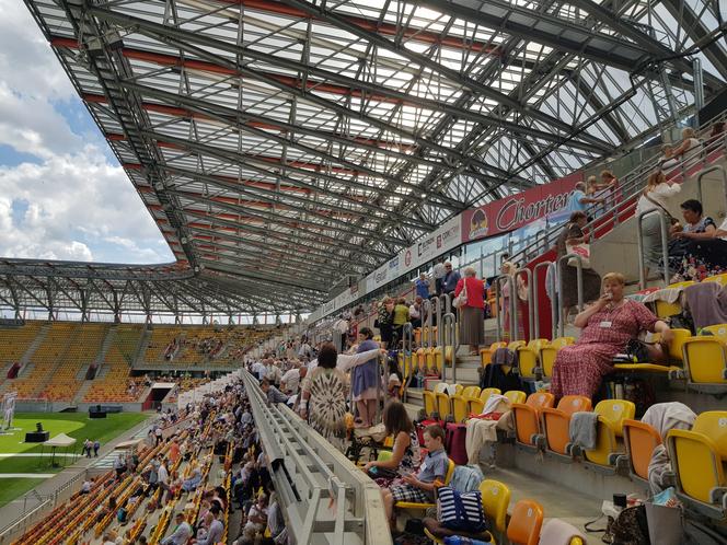 Kongres Świadków Jehowy w Białymstoku. Na stadionie miejskim tysiące uczestników [ZDJĘCIA]