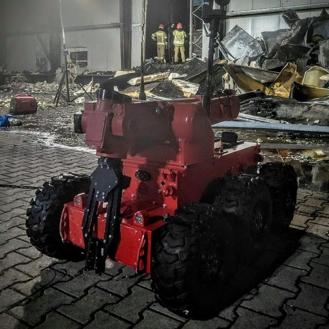 Kawle. Strażacy usuwają zniszczenia po pożarze hali przetwórstwa drobiu. W akcji robot gaśniczy i drony