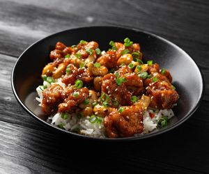 Szybki obiad, który smakuje jak z restauracji. Kurczak w sosie z orzechami nerkowca zasmakuje każdemu