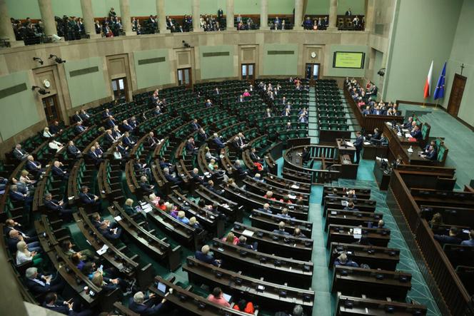 Pustki w Sejmie, Sikorski przemawia, ale PiS-u brak