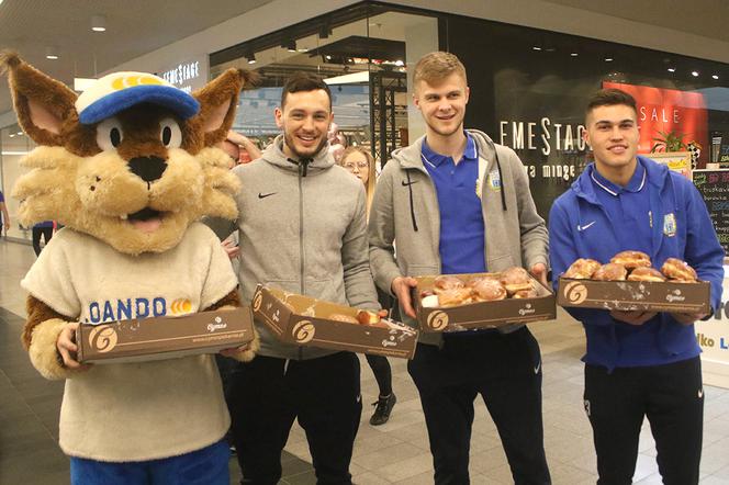 Tłusty Czwartek. Piłkarze Stomilu Olsztyn rozdawali pączki w Galerii Warmińskiej