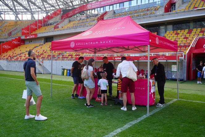 Pożegnianie Murawy na Chorten Arenie. Jagiellonia Białystok rozdaje boisko swoim kibicom