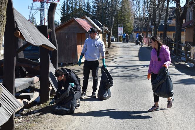 Zakopane. Sprzątają Gubałówkę po zimie. Śmieci nie brakuje 