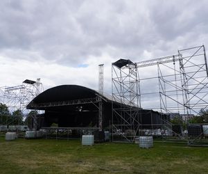 Miasteczko juwenaliowe w budowie