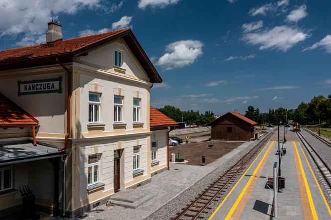 Odnowiona stacja kolejki wąskotorowej w Kańczudze