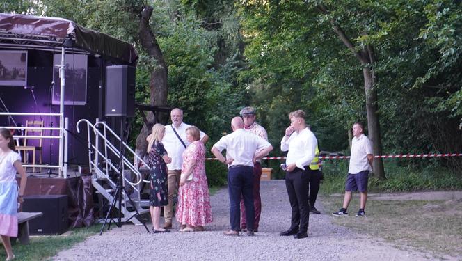 Sielanka na parkiecie w Muzeum Wsi Lubelskiej pod gołym niebem! Za nami kolejna potańcówka w rytmie miejskiego folkloru z Warszawy i Lwowa