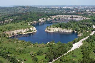 Jest pierwszy pływający basen terenie przyszłego kąpieliska Zakrzówek