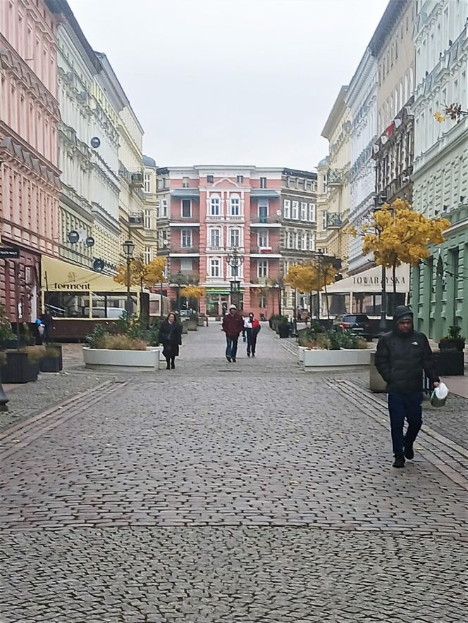 Deptak Bogusława i plac Zamenhofa udawały Paryż w musicalu "Alicja"