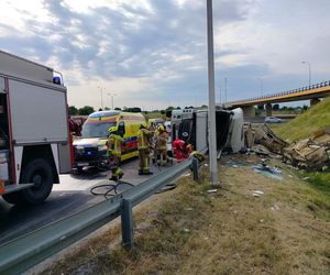 Wypadek w Elizówce. Kierowca był zakleszczony w pojeździe
