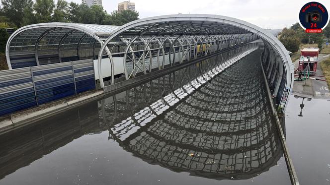 Warszawa. Pływające auta w Ursusie, zatopione po dachy!