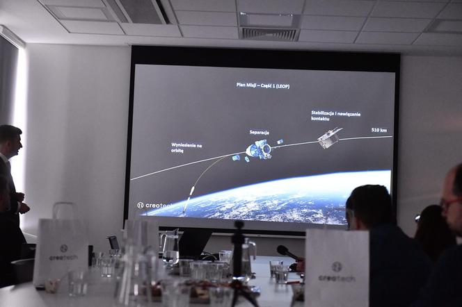 Polska sonda kosmiczna w Warszawie. Na orbitę wyniesie ją rakieta Elona Muska