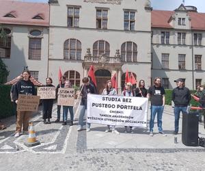 Protest studentów przed rektoratem UAM