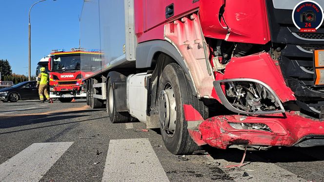 Osobówka zderzyła się z samochodem ciężarowym. 9-letni chłopczyk trafił do szpitala. „Trwają czynności”