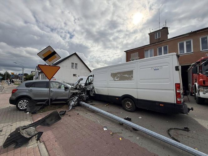 Dwie osoby w szpitalu! 83-latek przejechał przez rondo i uderzył w busa