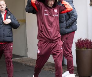 Reprezentacja zmokła na spacerze. Lewandowski się krył przed deszczem