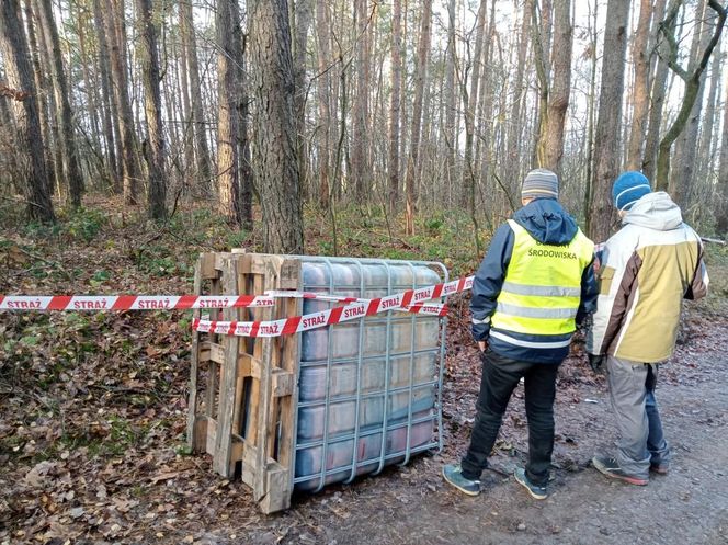 W okolicach Piotrkowa i Tuszyna znaleziono porzucone beczki