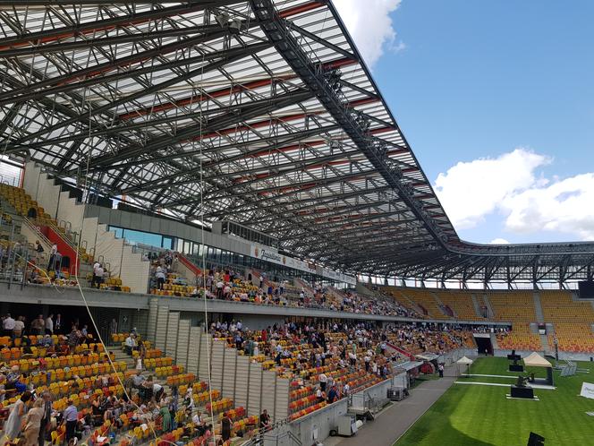 Kongres Świadków Jehowy w Białymstoku. Na stadionie miejskim tysiące uczestników [ZDJĘCIA]