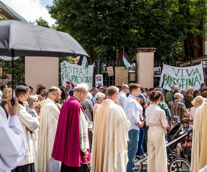 Procesja Bożego Ciała w Krakowie. Tłumy na ulicach miasta 