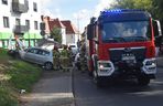 Niebezpieczne zdarzenie w Gostyniu. Samochód staranował latarnię i przystanek autobusowy