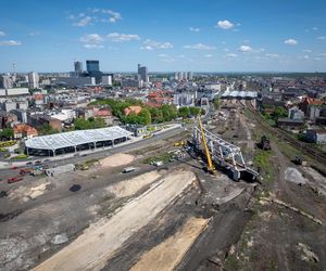 W Katowicach trwa największa inwestycja kolejowa w historii. Powstają nowe wiadukty, tory, perony
